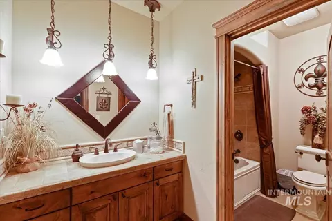 Bath - 480 E Laguna Shore Ln, Eagle, ID 83616 photo 2 of 5