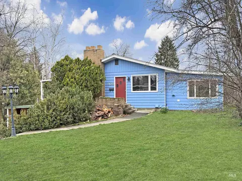925 E 8th St, Moscow, ID 83843