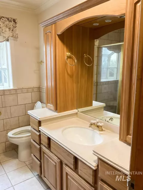 Bath - 1131 11th Ave E, Twin Falls, ID 83301 photo 4 of 6