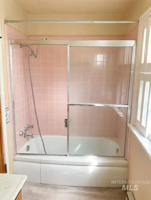 Bath - 1131 11th Ave E, Twin Falls, ID 83301 photo 5 of 6