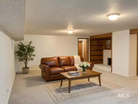 Living - 1131 11th Ave E, Twin Falls, ID 83301 photo 3 of 4