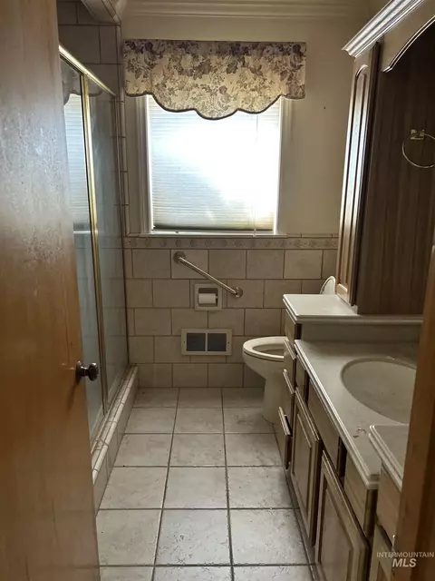 Bath - 1131 11th Ave E, Twin Falls, ID 83301 photo 1 of 6