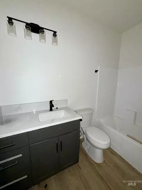 Bath - 1317 E 18th Ave, Jerome, ID 83338 photo 2 of 6