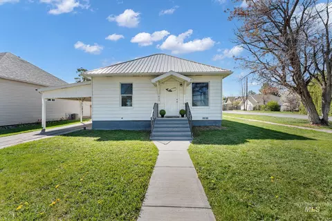 425 6th St, Filer, ID 83328