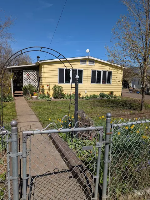 824 Nickel St, Kamiah, ID 83536