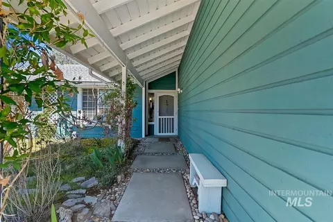 Exterior - 206 N Northview Dr, Eagle, ID 83616 photo 7 of 9