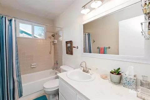 Bath - 206 N Northview Dr, Eagle, ID 83616 photo 3 of 3
