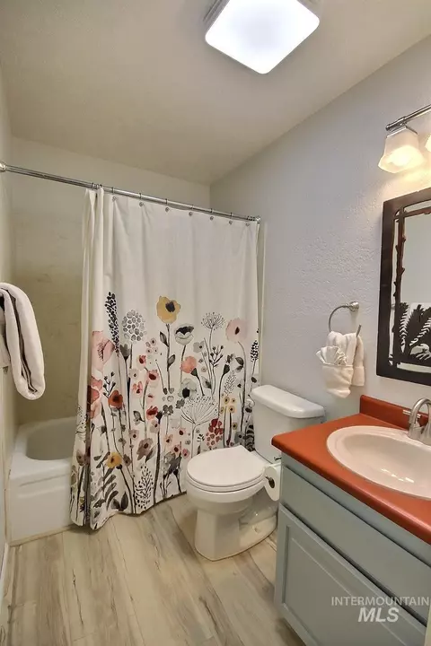 Bath - 1640 Davis Ave #7, Mccall, ID 83638 photo 2 of 3
