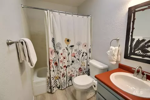 Bath - 1640 Davis Ave #7, Mccall, ID 83638 photo 1 of 3