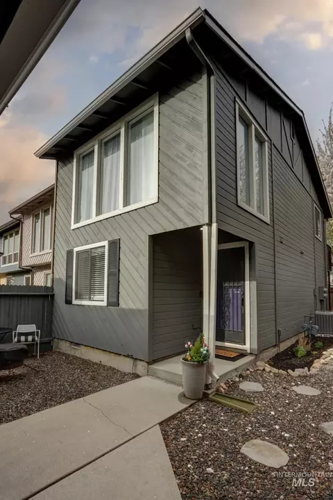 905 N Benjamin Ln, Boise, ID 83704