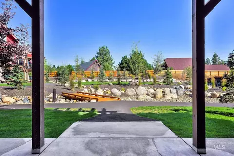 Exterior - 107 Broken Pine Ln, Mccall, ID 83638 photo 2 of 10