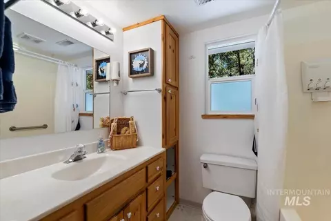 Bath - 44 Ridgeview Dr, Cascade, ID 83611 photo 1 of 2