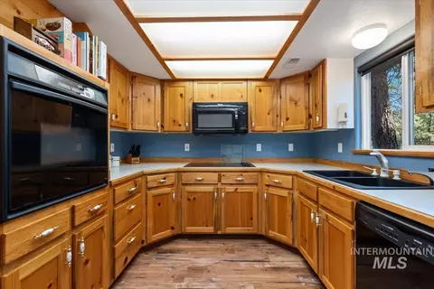 Kitchen - 44 Ridgeview Dr, Cascade, ID 83611 photo 2 of 2