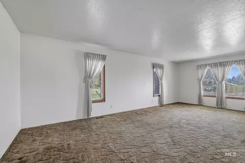Living - 22 Horseshoe Cir, Jerome, ID 83338 photo 4 of 7
