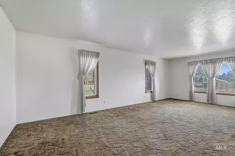 Living - 22 Horseshoe Cir, Jerome, ID 83338 photo 5 of 7