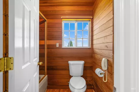 Bath - 3592 Freeman Creek Rd, Lenore, ID 83541 photo 3 of 3