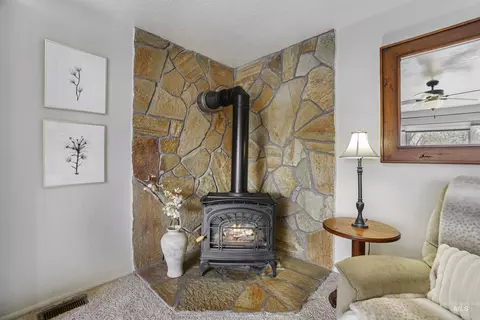 Living - 603 6th Ave E, Wendell, ID 83355 photo 4 of 4