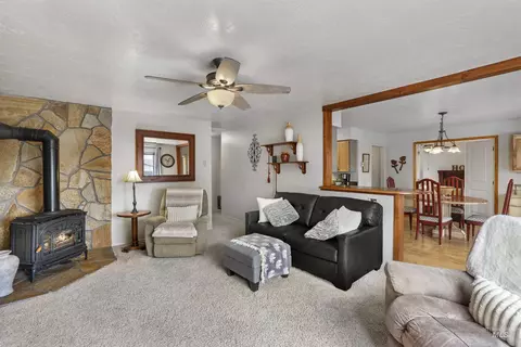 Living - 603 6th Ave E, Wendell, ID 83355 photo 2 of 4