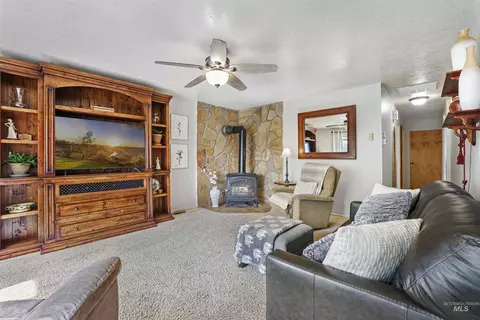Living - 603 6th Ave E, Wendell, ID 83355 photo 3 of 4