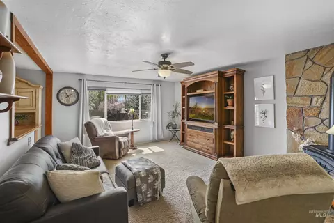 Living - 603 6th Ave E, Wendell, ID 83355 photo 1 of 4
