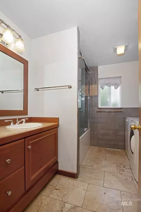 Bath - 951 Forest Bend Dr, Hailey, ID 83333 photo 1 of 1