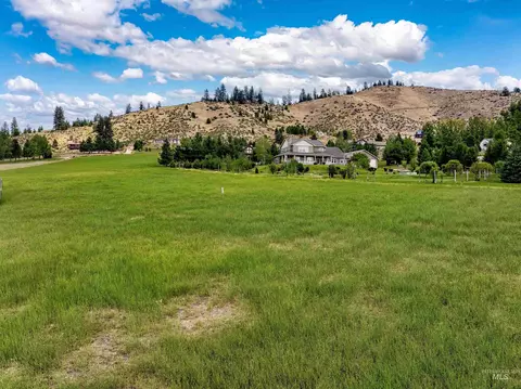 79 Falcon Dr, Boise, ID 83716