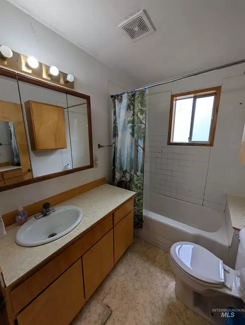 Bath - 815 Maple St, Kamiah, ID 83536 photo 1 of 1