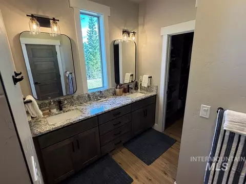 Bath - 53 Sliver Cloud Dr, Cascade, ID 83611 photo 2 of 3