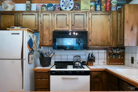 Kitchen - 10 Bransons Dr, Lowman, ID 83637 photo 2 of 5