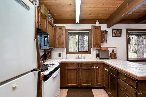 Kitchen - 10 Bransons Dr, Lowman, ID 83637 photo 3 of 5