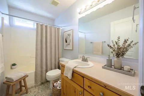 Bath - 427 S Silver Bow Ave, Eagle, ID 83616 photo 4 of 4