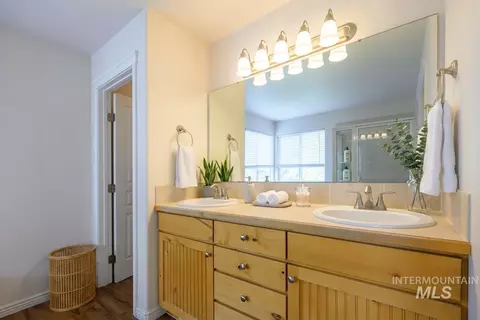 Bath - 427 S Silver Bow Ave, Eagle, ID 83616 photo 3 of 4