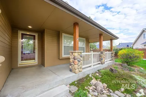 Exterior - 427 S Silver Bow Ave, Eagle, ID 83616 photo 4 of 11
