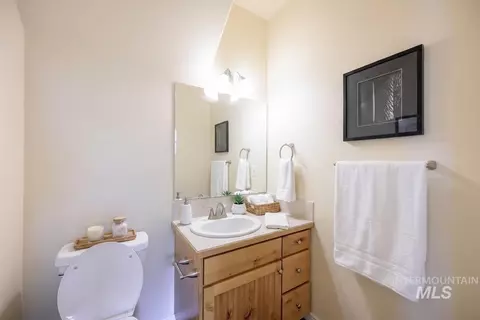 Bath - 427 S Silver Bow Ave, Eagle, ID 83616 photo 1 of 4