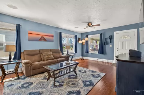 921 3rd St, Clarkston, WA 99403