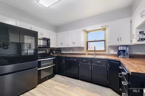 Kitchen - 1084 E 300 N, Declo, ID 83323 photo 1 of 4