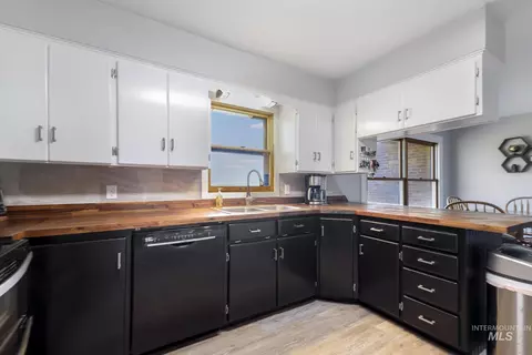 Kitchen - 1084 E 300 N, Declo, ID 83323 photo 3 of 4