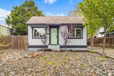 609 10th St, Clarkston, WA 99403