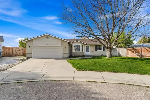 718 W Redwood Ln, Nampa, ID 83651