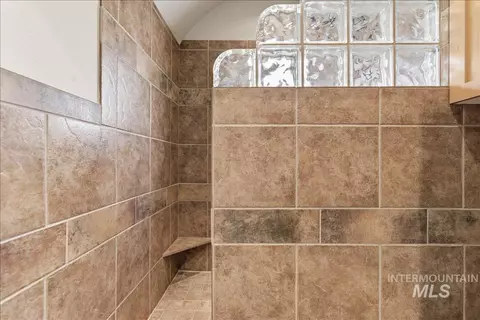 Bath - 369 E Wexford Ln, Eagle, ID 83616 photo 4 of 6