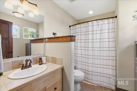 Bath - 369 E Wexford Ln, Eagle, ID 83616 photo 5 of 6
