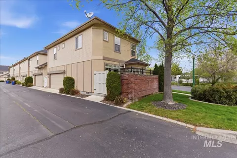 Exterior - 369 E Wexford Ln, Eagle, ID 83616 photo 3 of 4