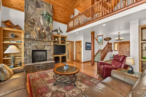 Living - 8 Bitterroot Ct, Mccall, ID 83638 photo 4 of 6