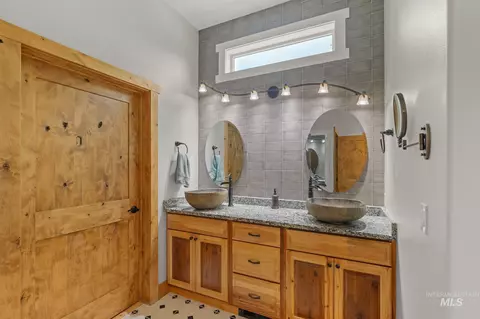 Bath - 809 River Pointe Ln, Lenore, ID 83541 photo 2 of 3