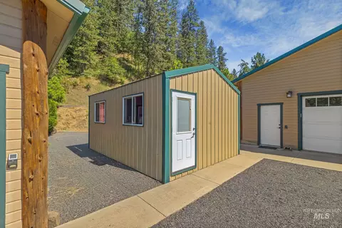 Exterior - 809 River Pointe Ln, Lenore, ID 83541 photo 2 of 10