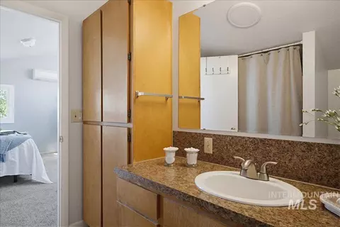 Bath - 20602 Academy Rd, Greenleaf, ID 83626 photo 2 of 3