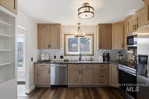 Kitchen - 20602 Academy Rd, Greenleaf, ID 83626 photo 2 of 2