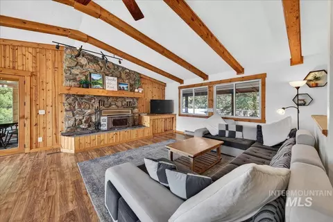 Living - 115 Par Dr, Cascade, ID 83611 photo 2 of 5