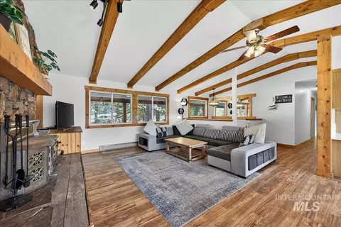 Living - 115 Par Dr, Cascade, ID 83611 photo 3 of 5