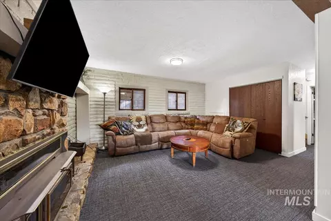 Living - 115 Par Dr, Cascade, ID 83611 photo 5 of 5